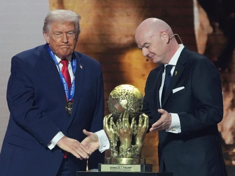 Trump se atribuye que FIFA quitara tarjeta roja a Folarin Balogun e Infantino lo niega