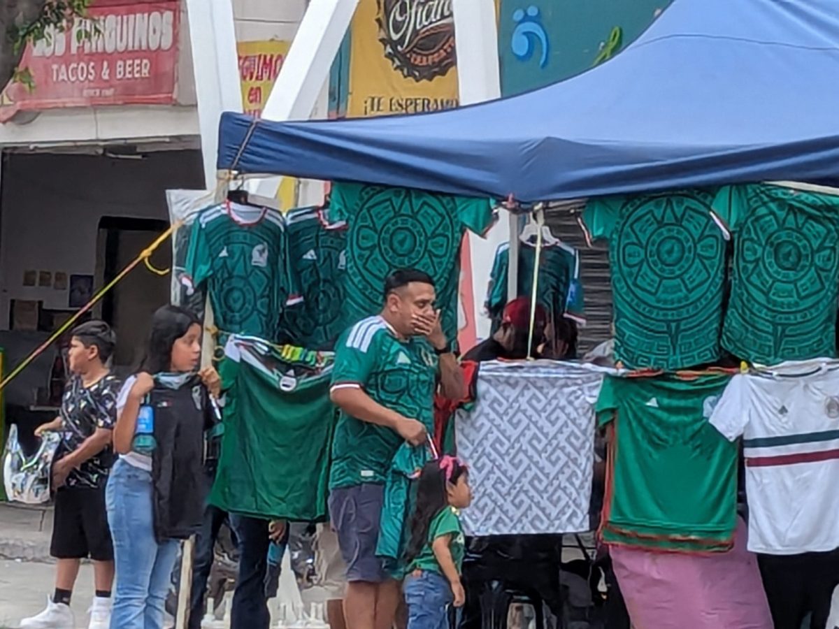 Fiebre mundialista en Irapuato: Abarrotan bares y compran playeras para apoyar al Tri