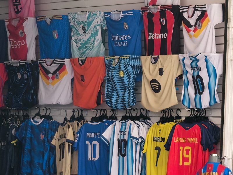 Liquidan playeras de la Selección Mexicana en Moroleón; la demanda ahora son las de España y Argentina