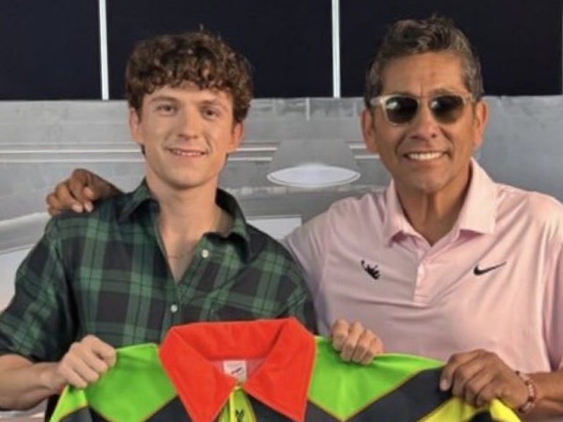 Jorge Campos da jersey a Tom Holland, actor de Spiderman: Un nuevo día