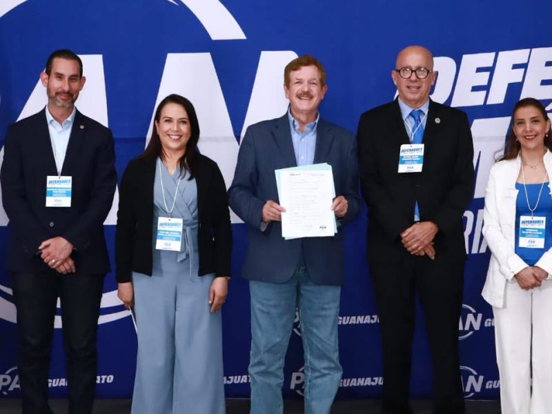 Romero Hicks se anota como Defensor de la Patria en el PAN; Samantha Smith declina