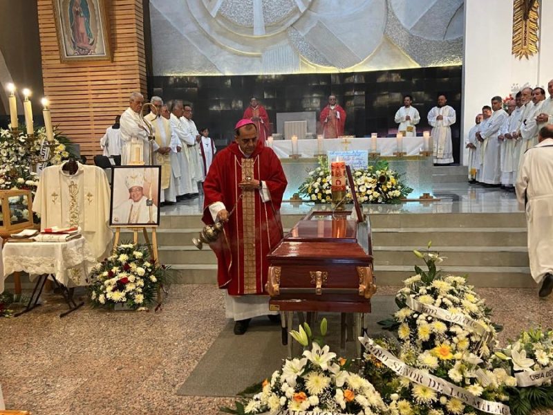 Fieles y clero de León dan el último adiós al obispo auxiliar Juan Frausto Pallares