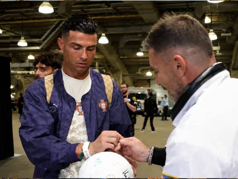 El actor Julián Gil reúne las firmas de las grandes estrellas del Mundial en un solo balón