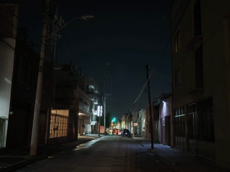 Colonia Obregón se queda a oscuras; vecinos denuncian ola de robos por falta de alumbrado