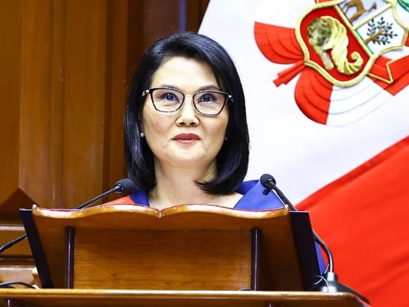 Keiko Fujimori asume presidencia de Perú; urge estabilidad y frenar al crimen