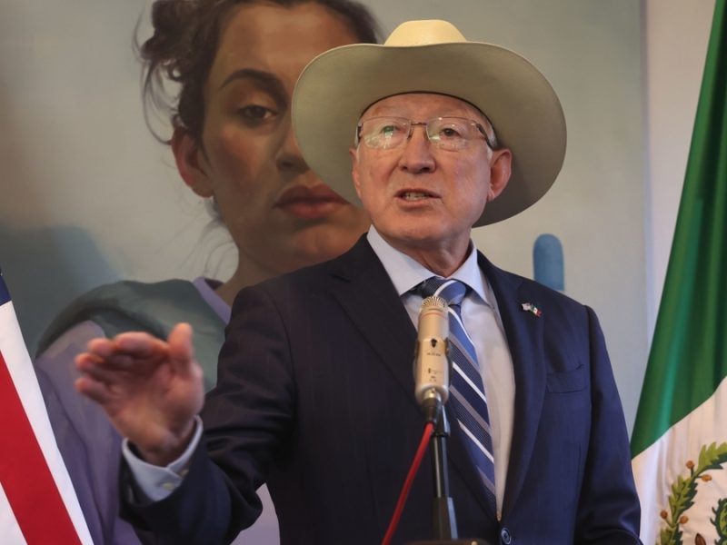 Acusan a Salazar de mentir en plagio de Mayo; sostiene que gobierno de EU no intervino