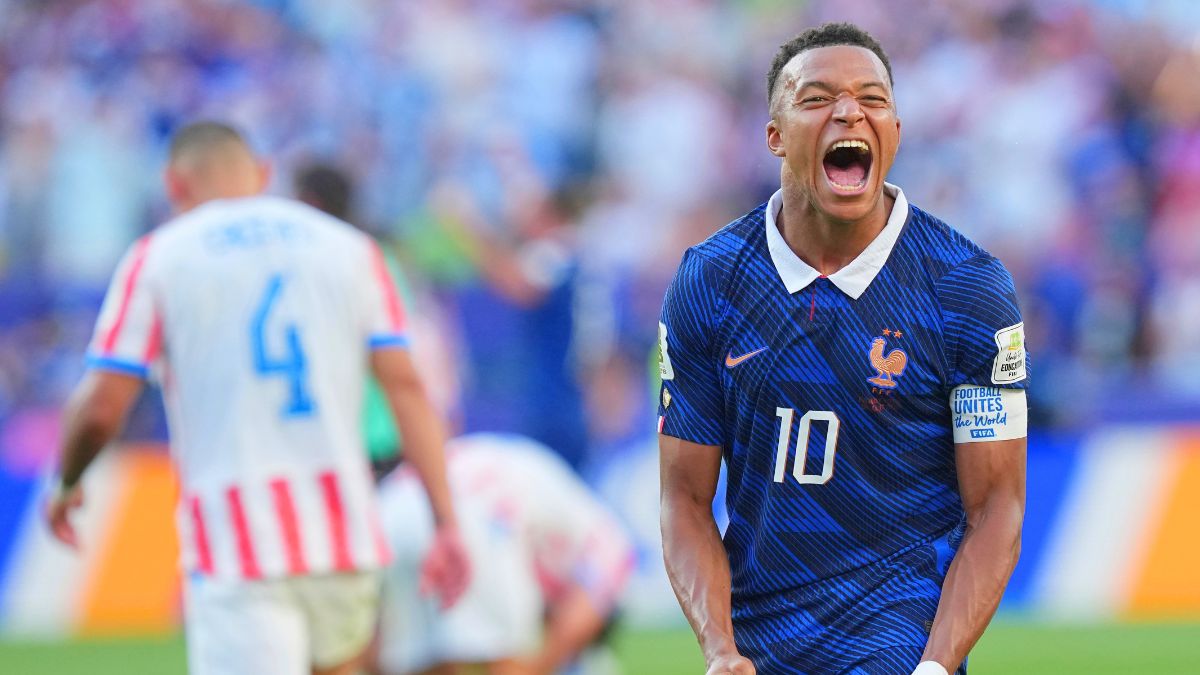 Kylian Mbappé celebra la victoria de Francia sobre Paraguay. AP.
