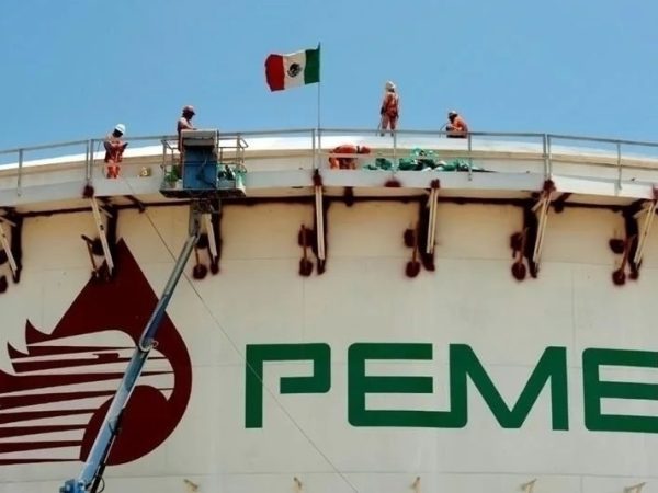 Petroleras de EU duplican ganancias por la guerra en Irán; Pemex se hunde en pérdidas