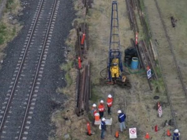 ¿Peligra el tren Querétaro-Irapuato? Buscan liberar terrenos para la obra, pero frenan concurso