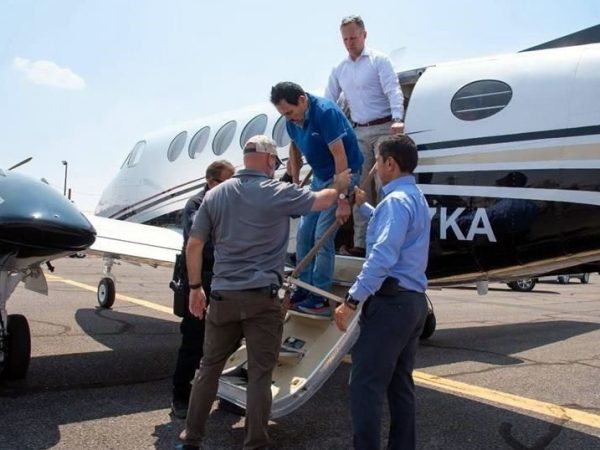 Detienen en México al piloto que se llevó al “Mayo” Zambada y lo entregan a Estados Unidos