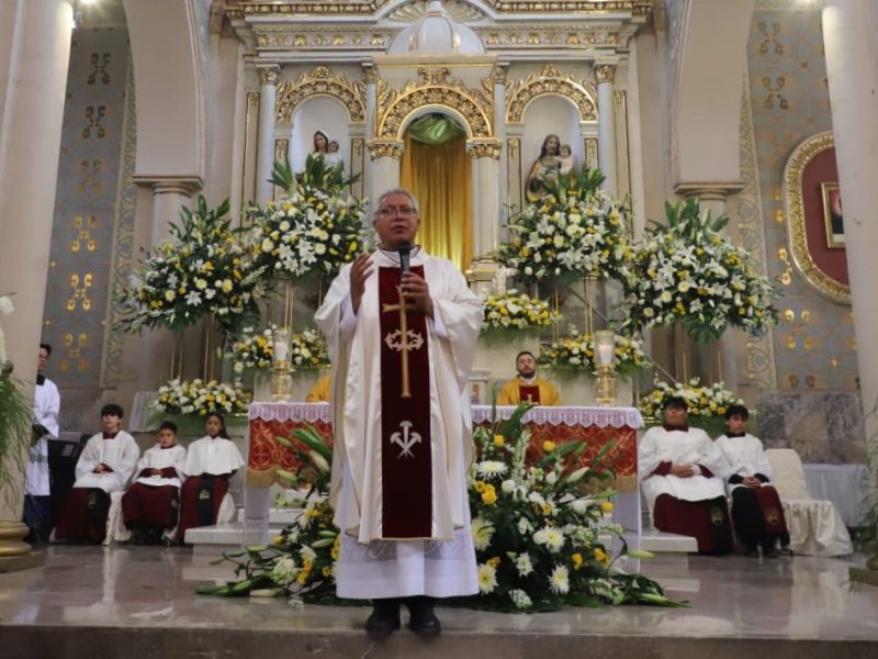 Festejan al Señor de la Salud con fe, mariachi y comida en el Barrio Arriba
