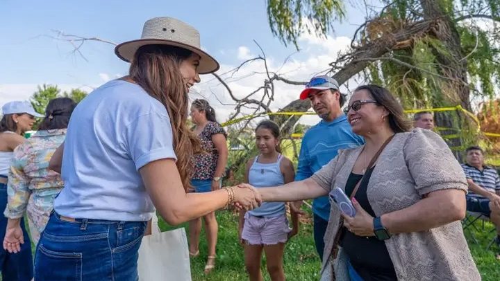 Libia Dennise García Muñoz Ledo con migrantes guanajuatenses