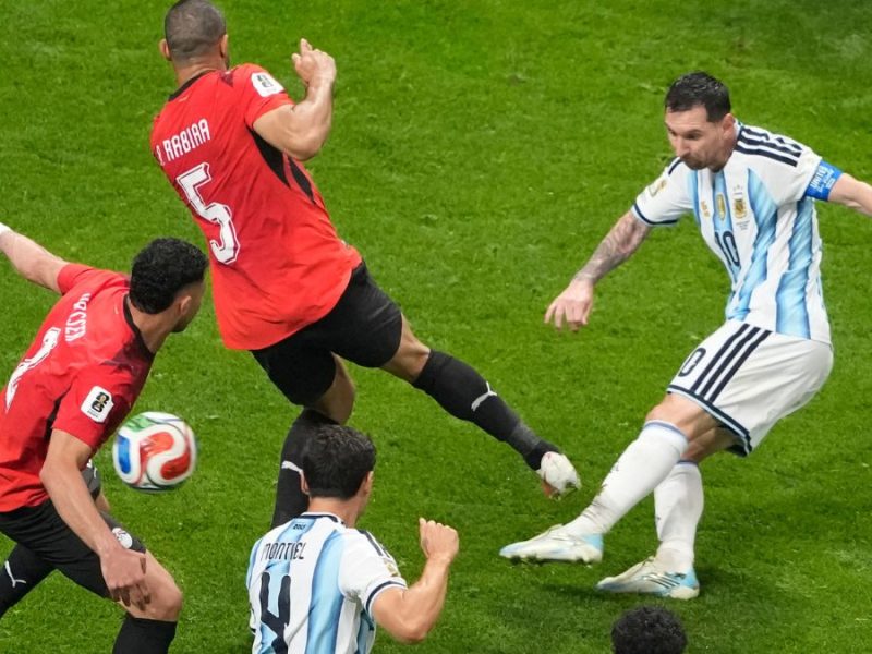 Messi y Argentina se levantan de la lona, vencen 3-2 a Egipto y avanzan a cuartos del Mundial