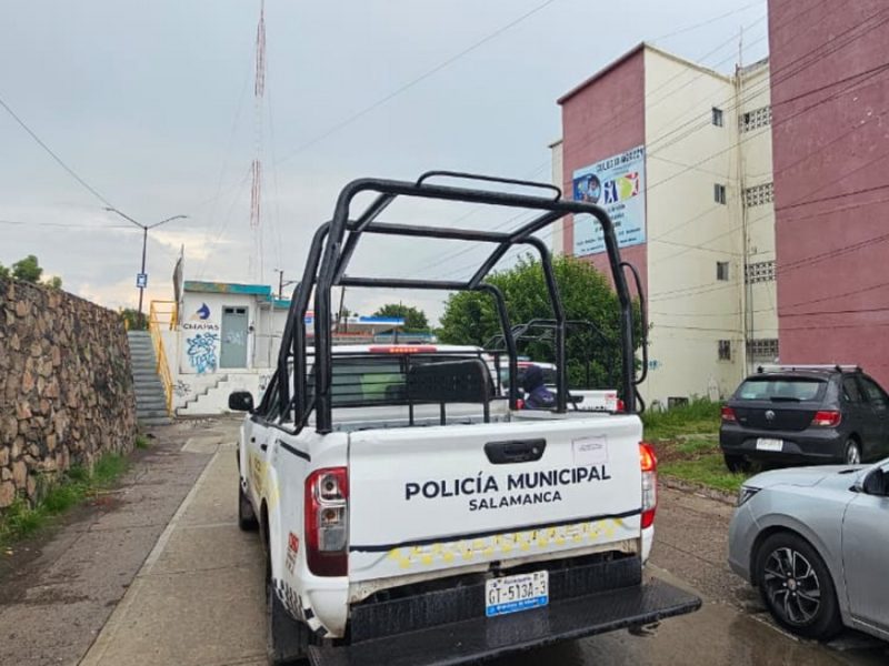 Olores fétidos alertan a vecinos de cuerpo a lado de edificio de departamentos en Salamanca