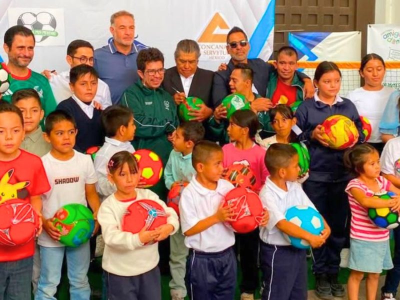 ¡Niños felices! Entregan 420 balones en un ‘Mundial muy mexicano’