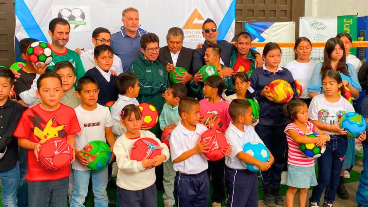 Luis Chino Estrada fue uno de los invitados a la entrega de balones. Leyendas Unidas.