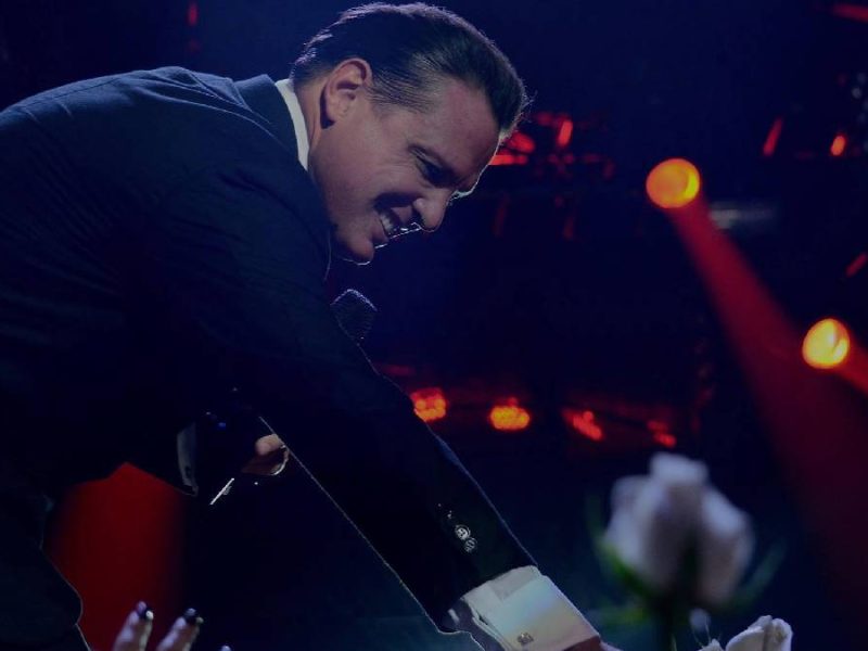 Tras hospitalización, Luis Miguel aparece en campaña de famoso refresco de cola y fans enloquecen