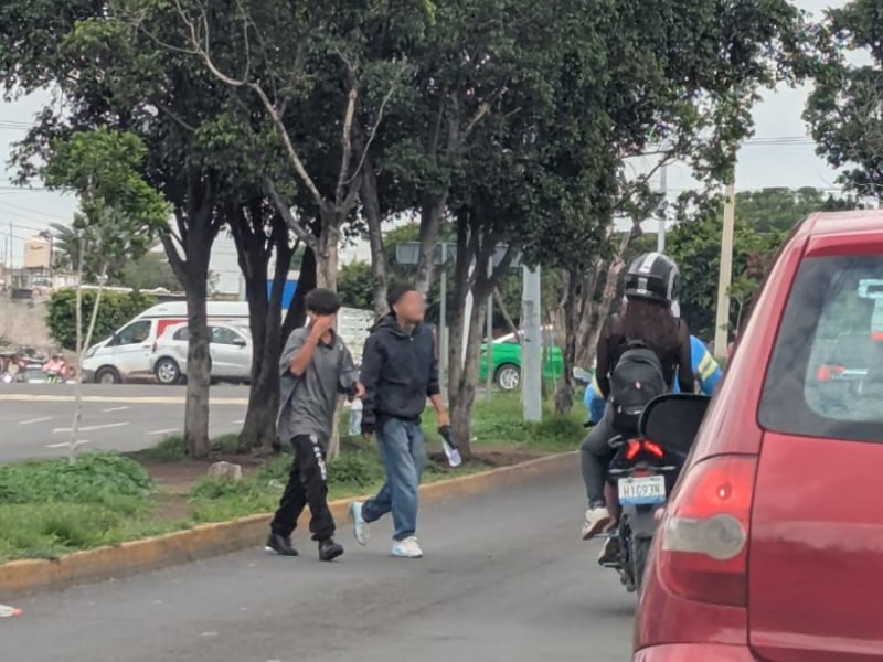 “Aquí uno saca para ayudar”: Infancias recurren al trabajo en semáforos de Irapuato por vacaciones