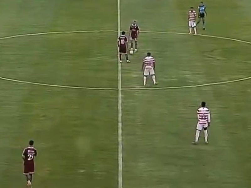 Jugadores de Mineros pasan balón y los de Correcaminos no presionan, protestando por el fin del Ascenso