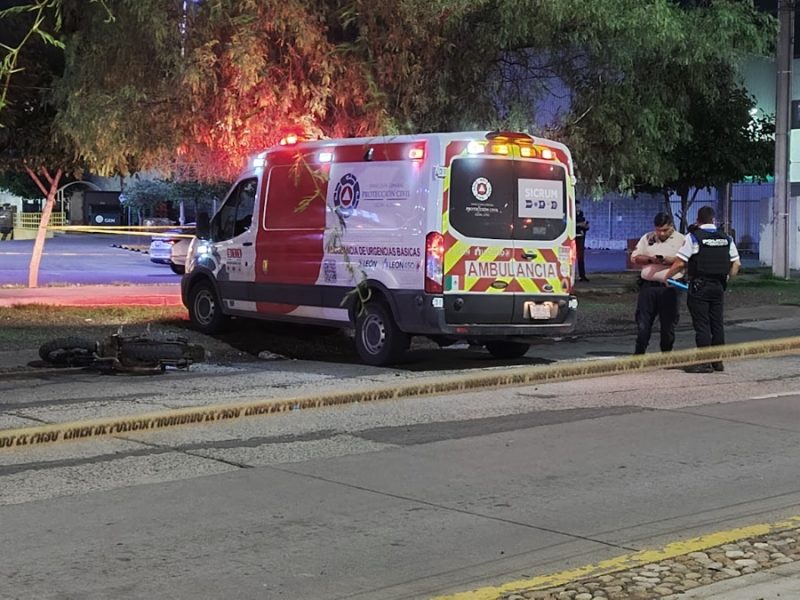 Muere tras chocar moto contra árbol en colonia El Tlacuache; otro queda grave en León