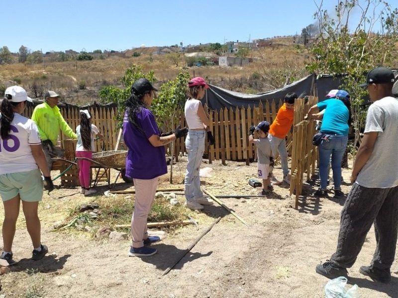 Sin ayuda oficial, mujeres se abren camino para crear parque infantil en Rizos de la Joya