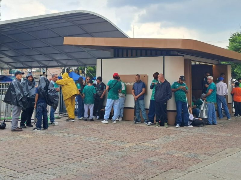 ¡Fiebre por el Mundial! Leoneses desafían la lluvia y arman fila en el Expiatorio por el Tri