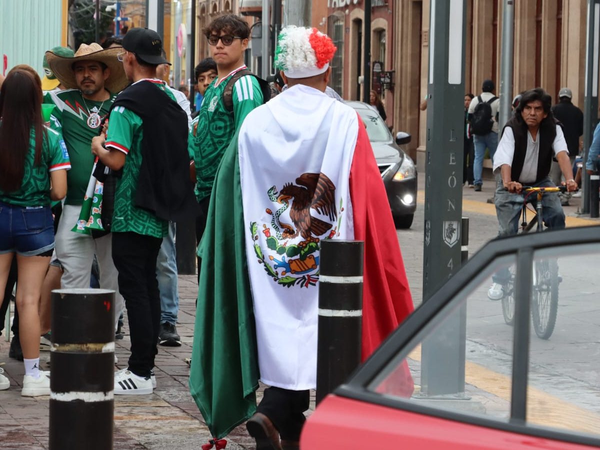 ¡Fiebre por el Mundial! Leoneses desafían la lluvia y arman fila en el Expiatorio por el Tri