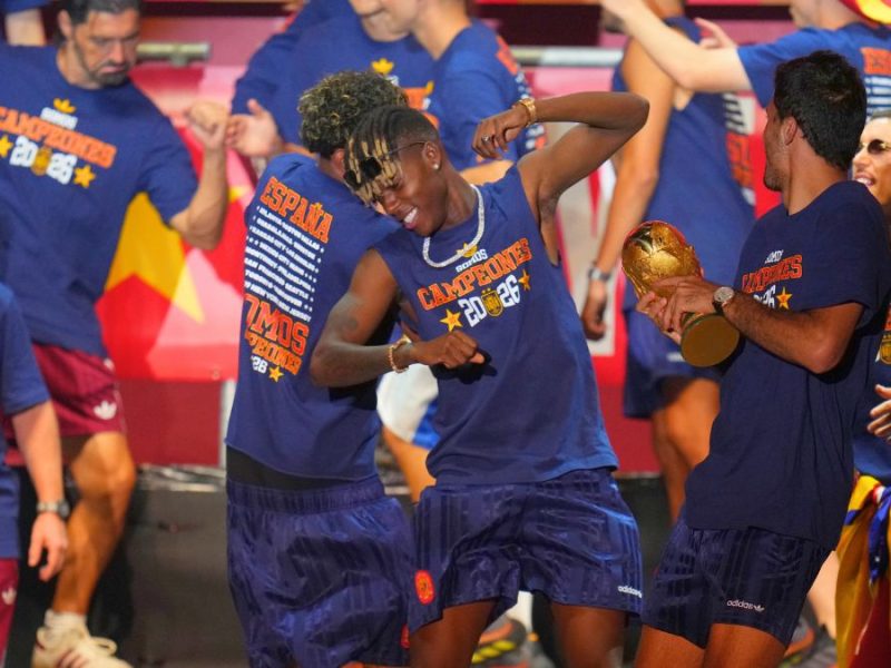 DJ de fiesta, canciones elegidas a mano y un hito mundial: lo que pasó en la recepción de España campeón
