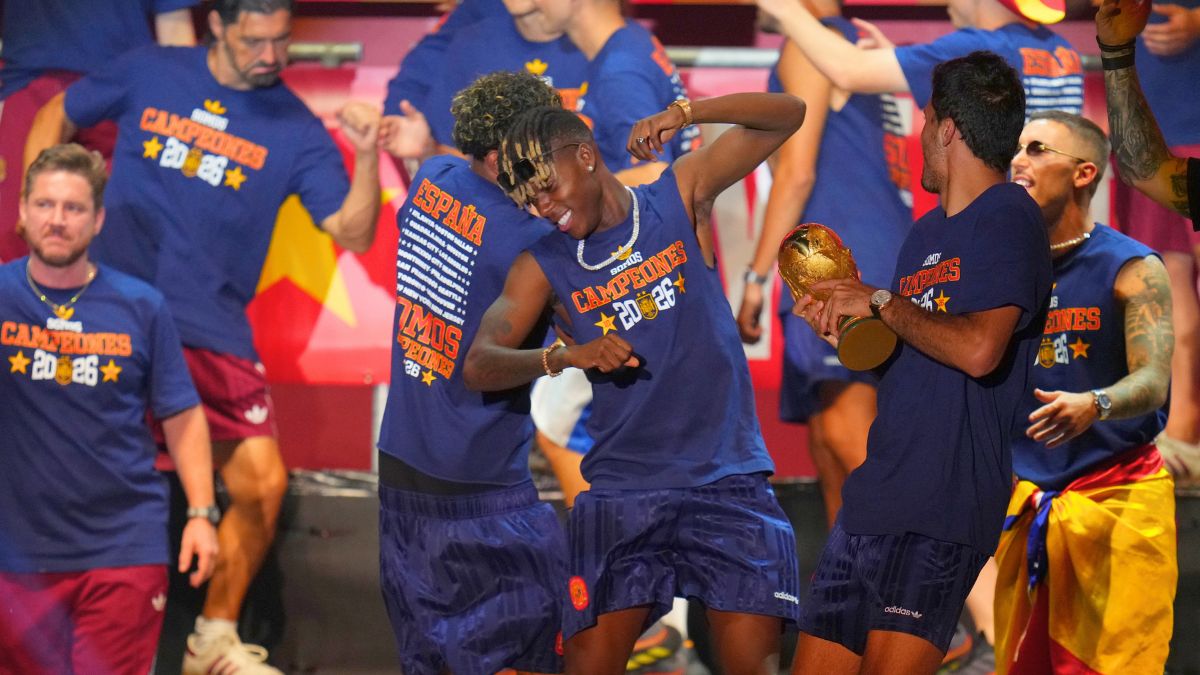 Nico Williams baila en la celebración de España. AP.