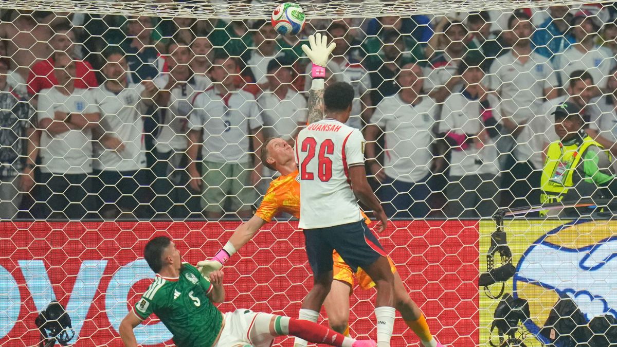 Pickford se lanza sin éxito ante el gol de Quiñones en el México Vs Inglaterra. AP.