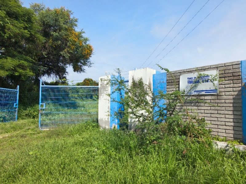 Aguas residuales sin tratar ahogan la Laguna de Yuriria; plantas siguen paradas