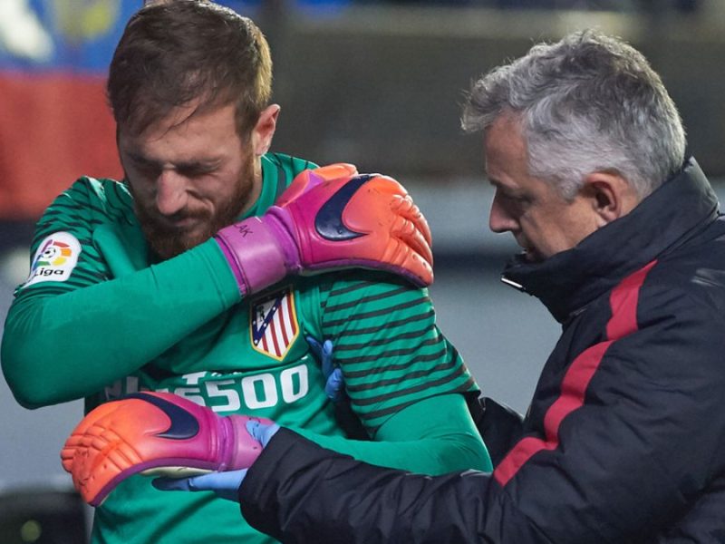 La Premier League reprimirá a porteros que ‘finjan lesión’ con una nueva regla a prueba