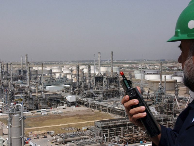 Siete países de alianza petrolera acuerdan aumentar producción ante la caída de precios