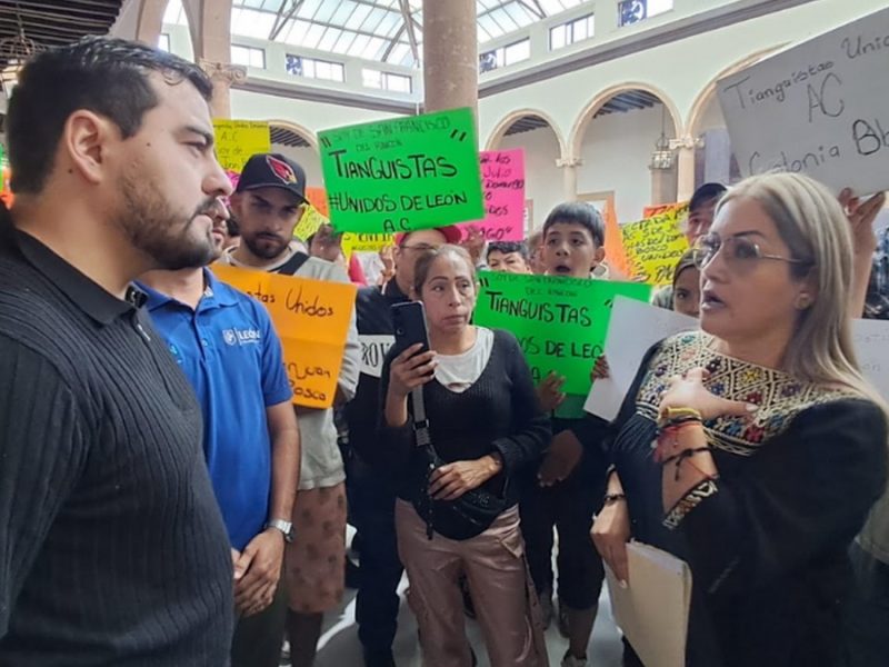 Tianguistas de León exigen en Presidencia acelerar denuncia por actos de corrupción