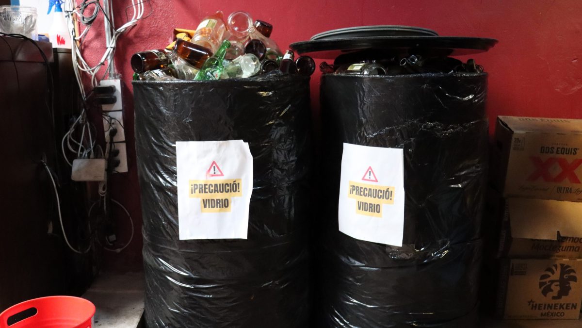 Buscan evitar rellenado de alcohol adulterado en Guanajuato con botellas recicladas.