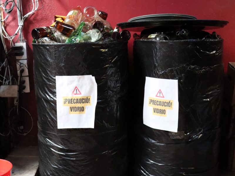 Buscan evitar rellenado de alcohol adulterado en Guanajuato con botellas recicladas.