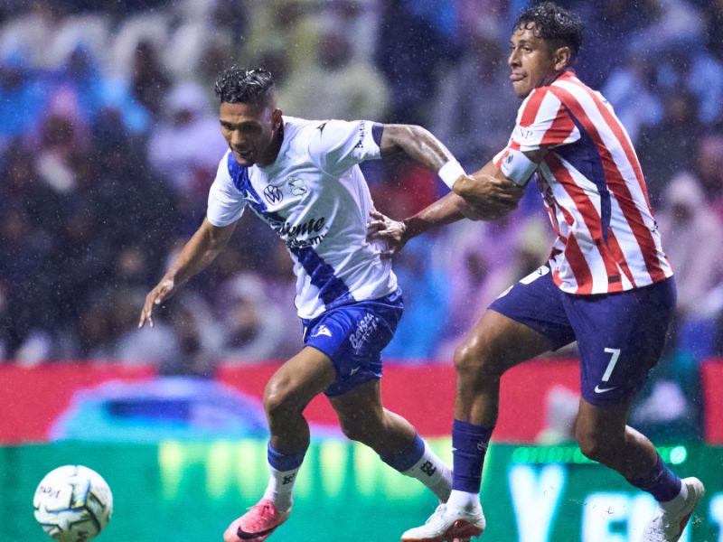 Entre lluvia y postes, Chivas logra empate ante Club Puebla