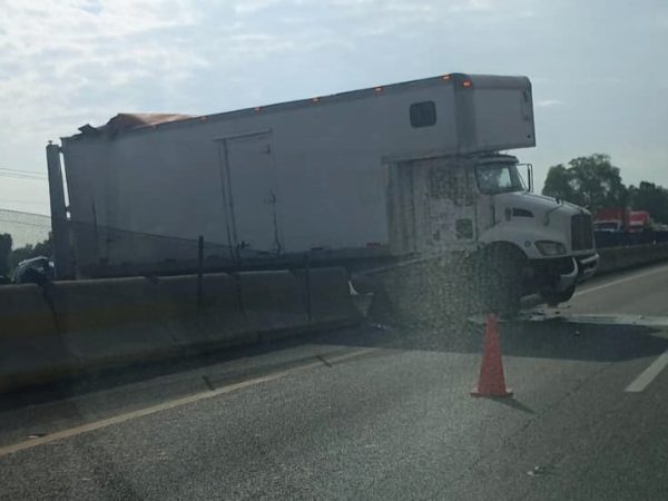 Cierran la autopista Querétaro-Salamanca rumbo a Celaya por choque de tráiler