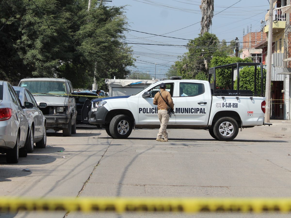Hallan cuerpo con huellas de tortura dentro de un auto compacto en Santa Rita