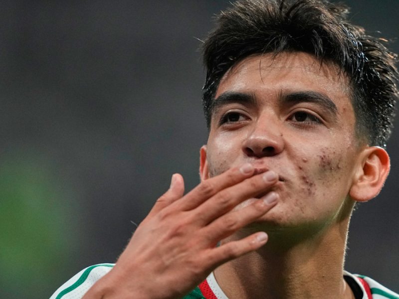 Gilberto Mora se gradúa de la Preparatoria tras disputar el Mundial 2026
