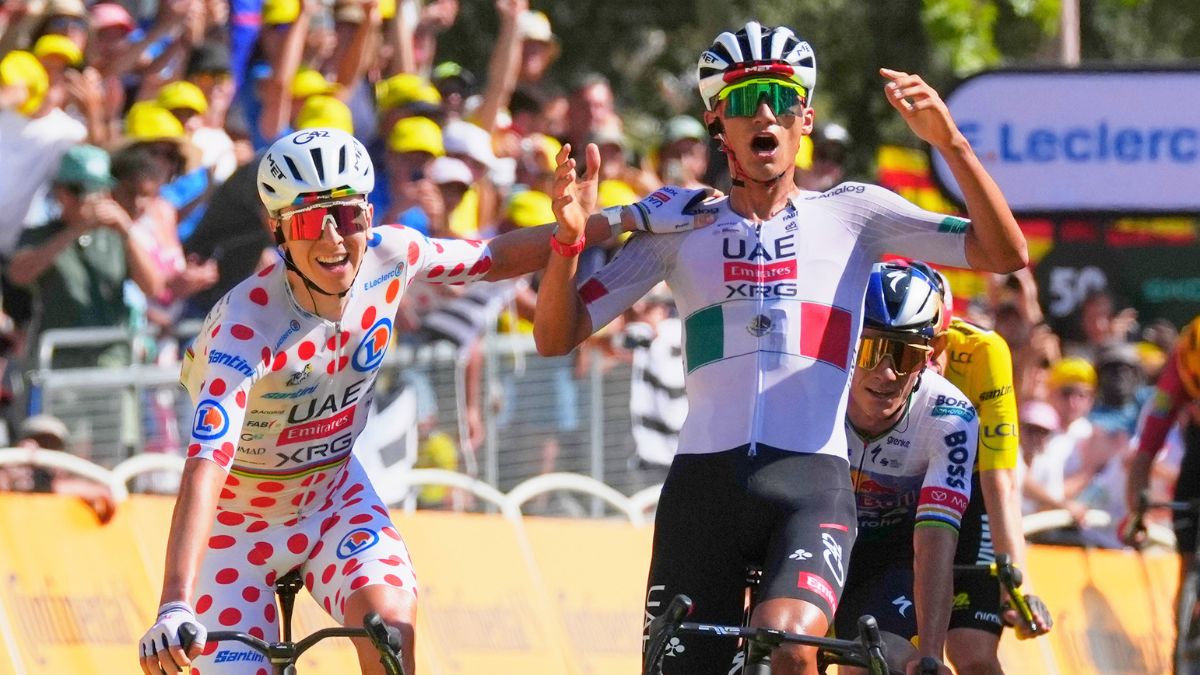 Tadej Pogacar e Isaac del Toro cruzan la meta en la segunda etapa del Tour de Francia. AP.