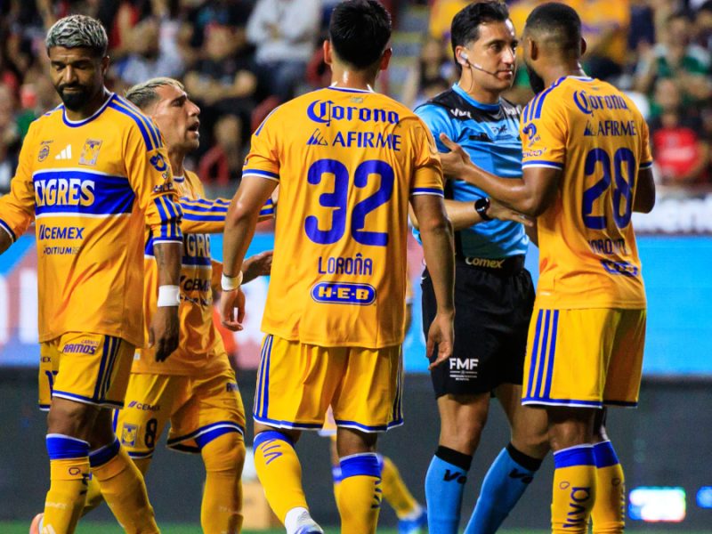 ‘Búfalo’ Aguirre es expulsado por cubrirse la boca en el duelo ante Xolos
