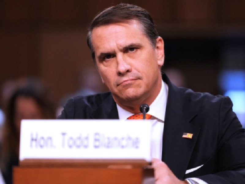 Trump amaga con retirar la nominación de Todd Blanche