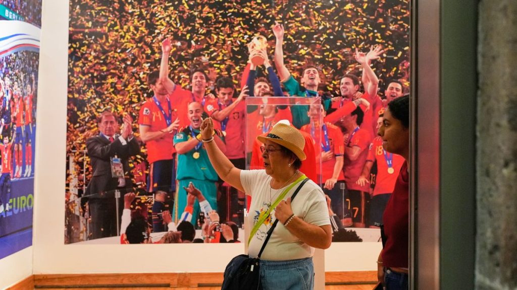 Una aficionada en la exposición de futbol de México y España. AP.