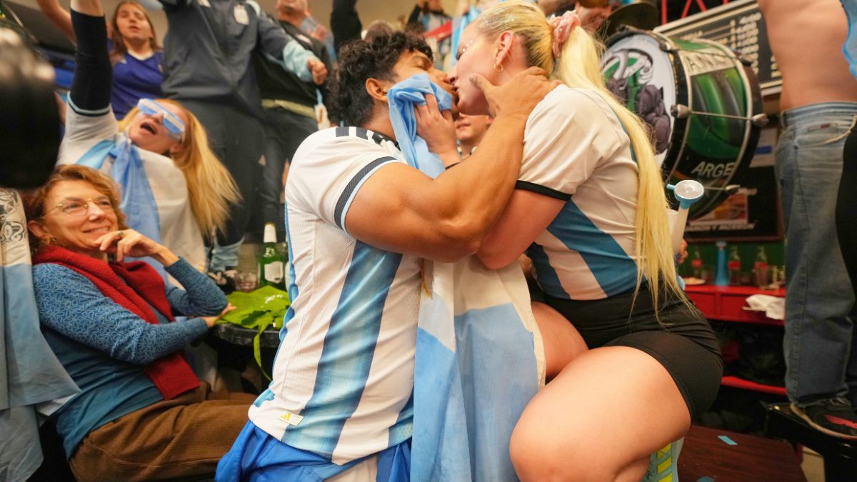 Una pareja argentina se besa tras la victoria sobre Inglaterra en semifinales. AP.