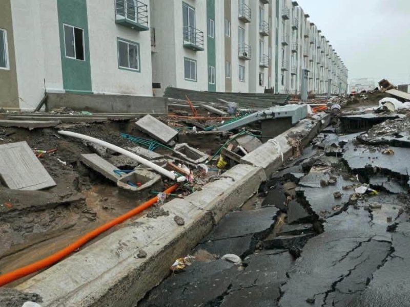 Destrozan lluvias calles y banquetas de Viviendas del Bienestar entregadas apenas en enero