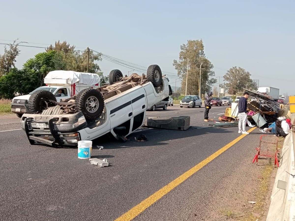 ¿Qué pasó en la Abasolo-Irapuato? Volcadura de camioneta deja mercancía regada