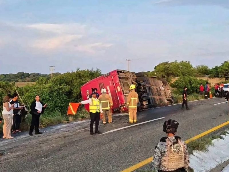 Autobús con turistas de San Miguel de Allende vuelca en Oaxaca; muere una mujer
