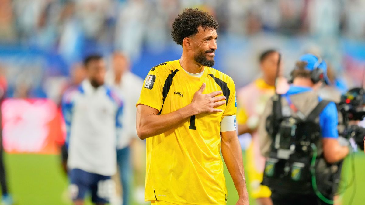 Vozinha, portero de Cabo Verde, tras la eliminación ante Argentina. AP.