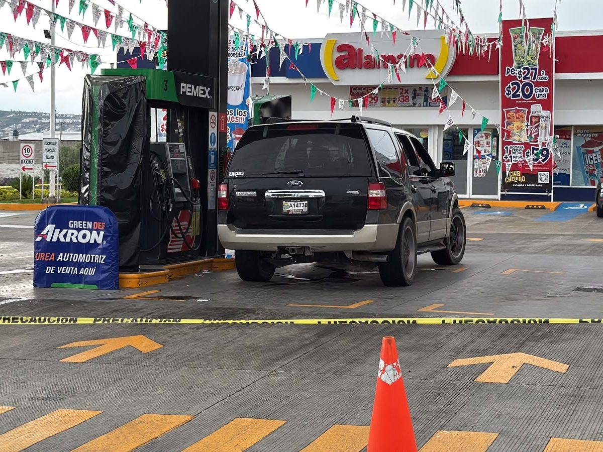 Terror en Las Joyas: Acribillan a tres en una gasolinera; hay dos muertos y un herido